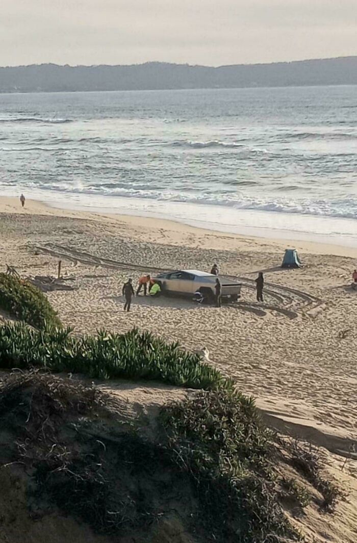 Cyber Truck atascado en una playa