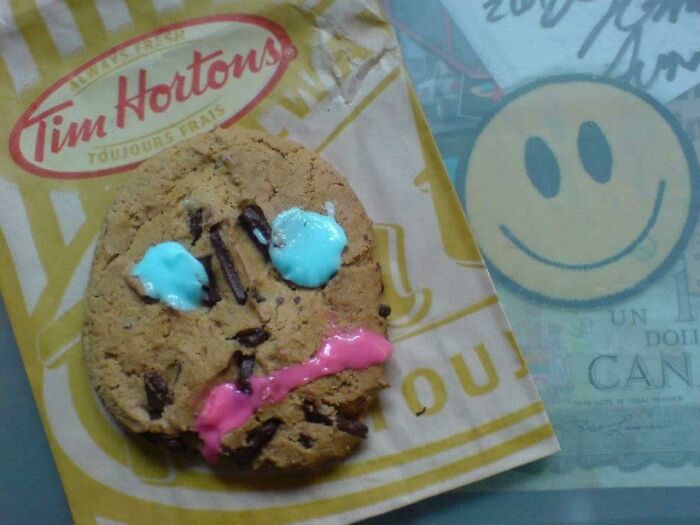 He gastado mi dinero duramente ganado en una galleta «sonriente» para alegrarme el día. Esto es lo que vi cuando abrí la bolsa al llegar a casa