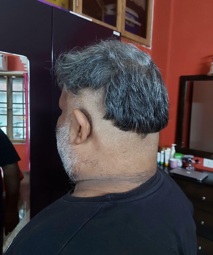 Mi madre tomó un curso de peluquería hace 9 años. Ella, muy segura, convenció a mi hermano de cortarle el cabello y este fue el resultado