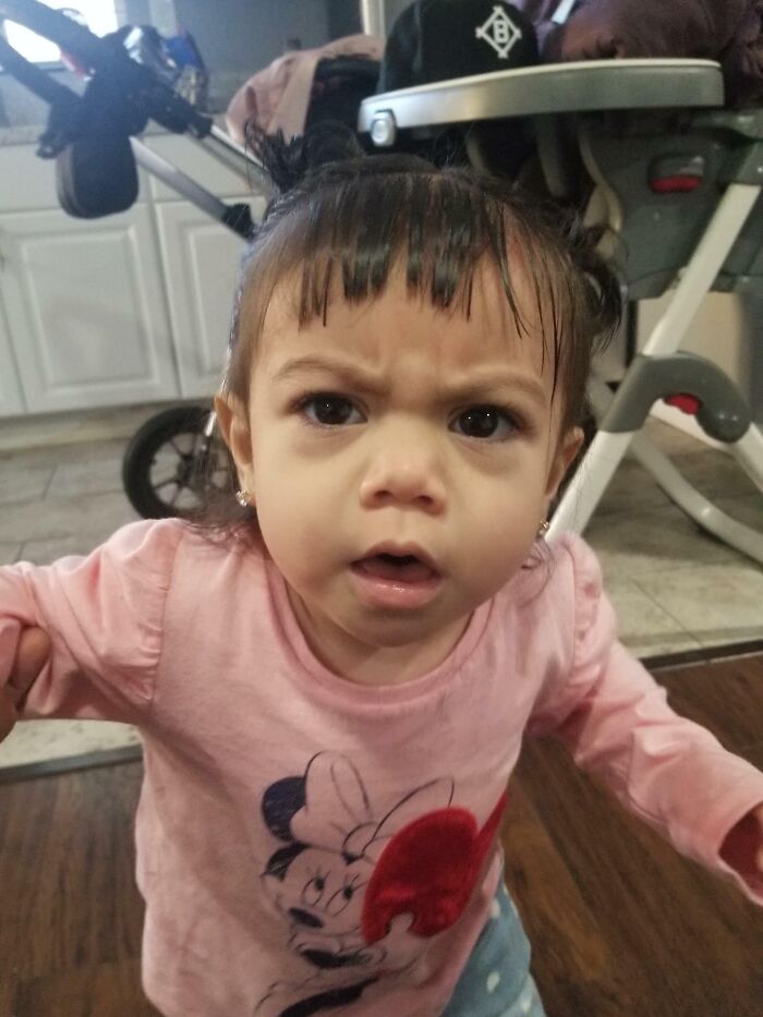 Intenté cortarle el flequillo a mi hija y fallé