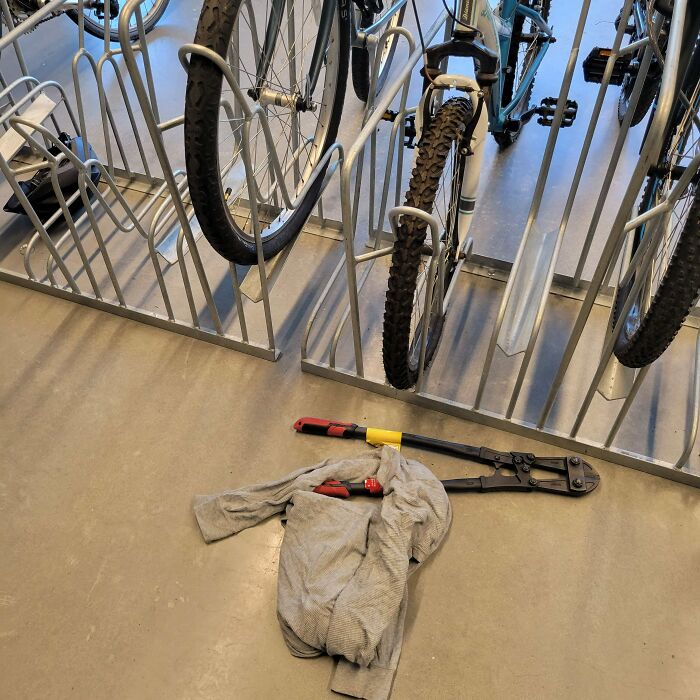 Compré una bicicleta eléctrica de 2500 dólares hace dos semanas. La guardé en el «almacén de seguridad» de mi edificio de apartamentos. Bajé las escaleras hoy para ver esto donde estaba mi bicicleta