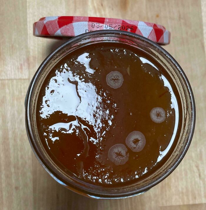 Abrí un nuevo frasco de mermelada y al parecer está en mal estado 