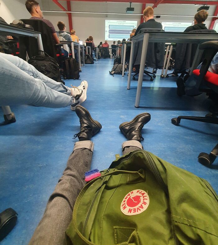 No hay suficientes asientos en las aulas, así que no tengo mesa ni asiento, aunque pago mucho dinero por estudiar.