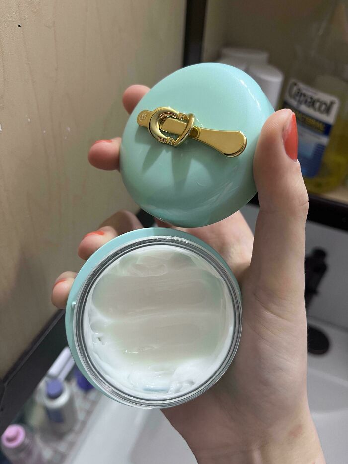 Crema hidratante de 72 dólares. Mi marido dijo que necesitaba algo para sus codos 