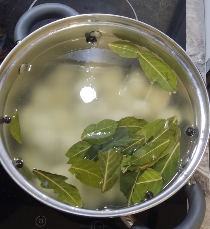 Agradezco que mi marido me cocine albóndigas cuando estoy cansada, pero… yo suelo poner 2-4 hojas de laurel y el pone 24-∞