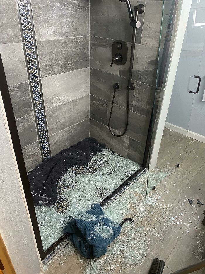  La instalación de la nueva mampara de mi papá está terminada 