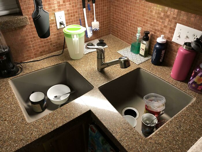 “Solo no dejes el agua abierta cuando muevas el grifo”. Esta es la cocina remodelada de la nueva casa de mi hermana 