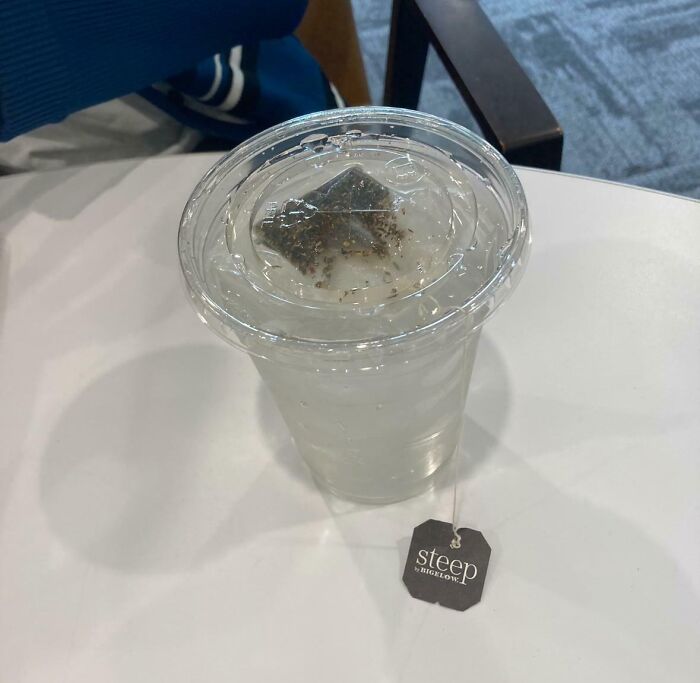Pedí un té helado en una cafetería de mi universidad. Cuando me quejé a la camarera, me dijo: «Así es como lo hacemos aquí, esto no es Starbucks».