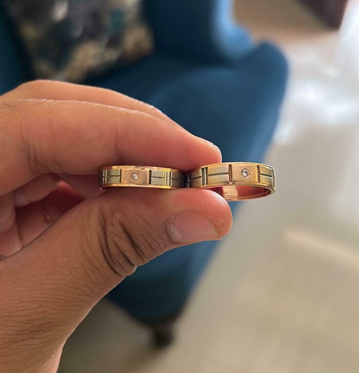 Había extraviado mi anillo de boda y me gasté dinero en comprar uno idéntico, pero luego lo encontré en casa.