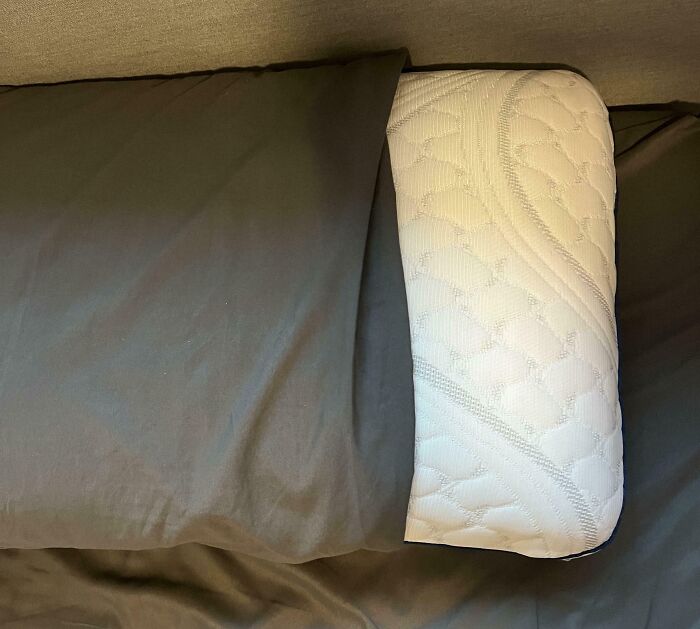 Cuando te despiertas con la almohada sobresaliendo de la funda
