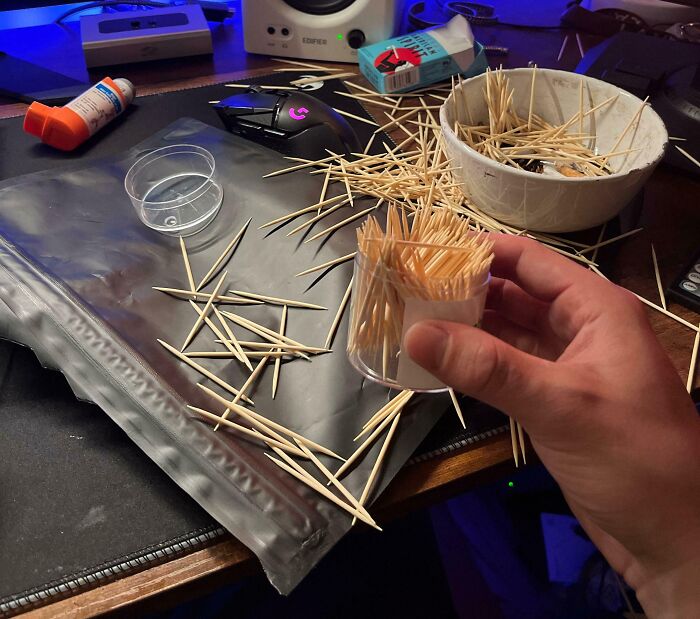 Tengo uno de esos frascos de palillos y se abrió cuando intentaba sacar uno 