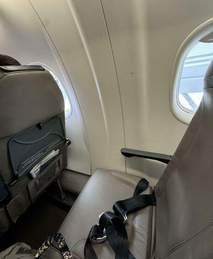 ¿Menos de medio metro de espacio para las piernas y sin ventanilla? Odio en lo que se ha convertido viajar en avión 