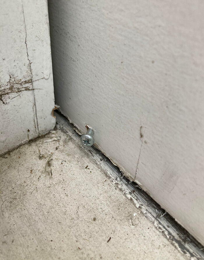 Me he gastado $40.000 en la renovación de mi nueva casa. Acabo de recibir el detalle del presupuesto. “Instalación del tope de la puerta corrediza: $100”. Aquí una foto de la “instalación”