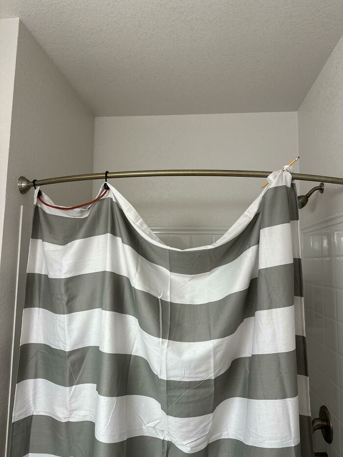 A mi novio se le olvidó comprar anillas para la cortina de ducha