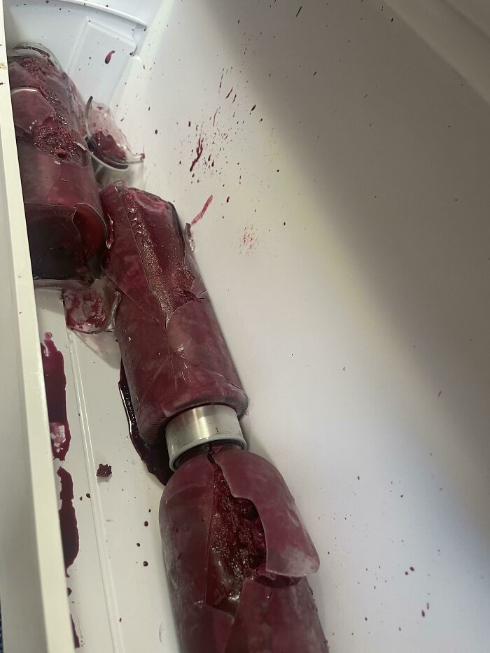 Buenos días. Encontré botellas de vidrio de mi novio en el congelador. Está en el trabajo.