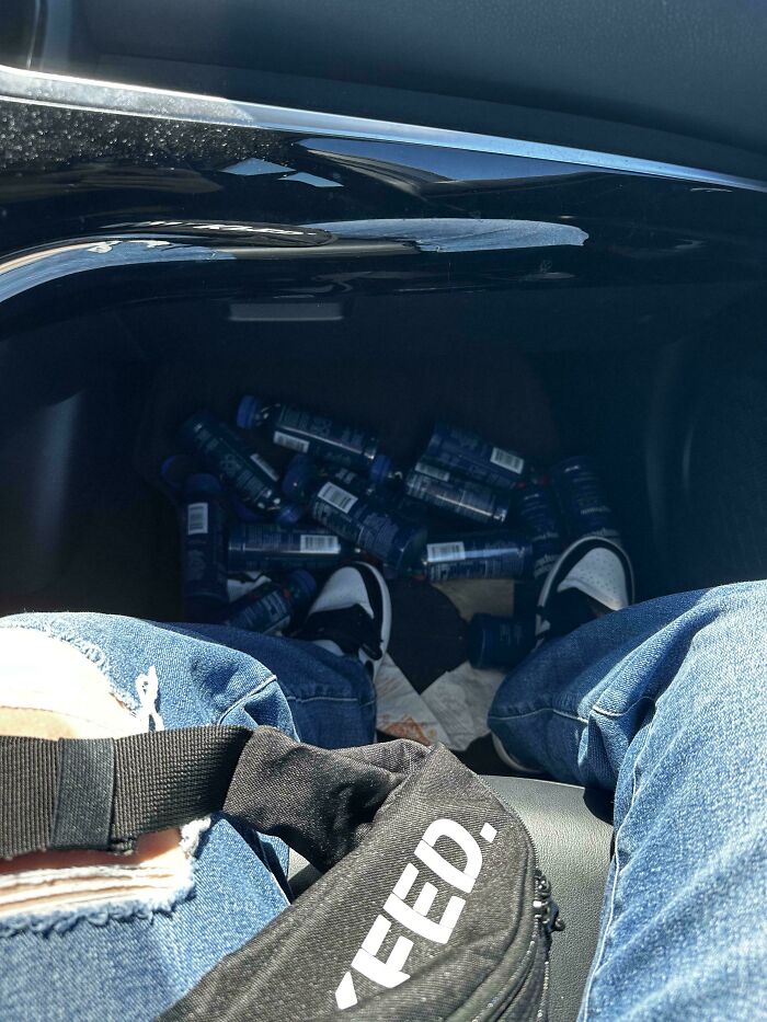 Mi novio deja toda su basura en el coche
