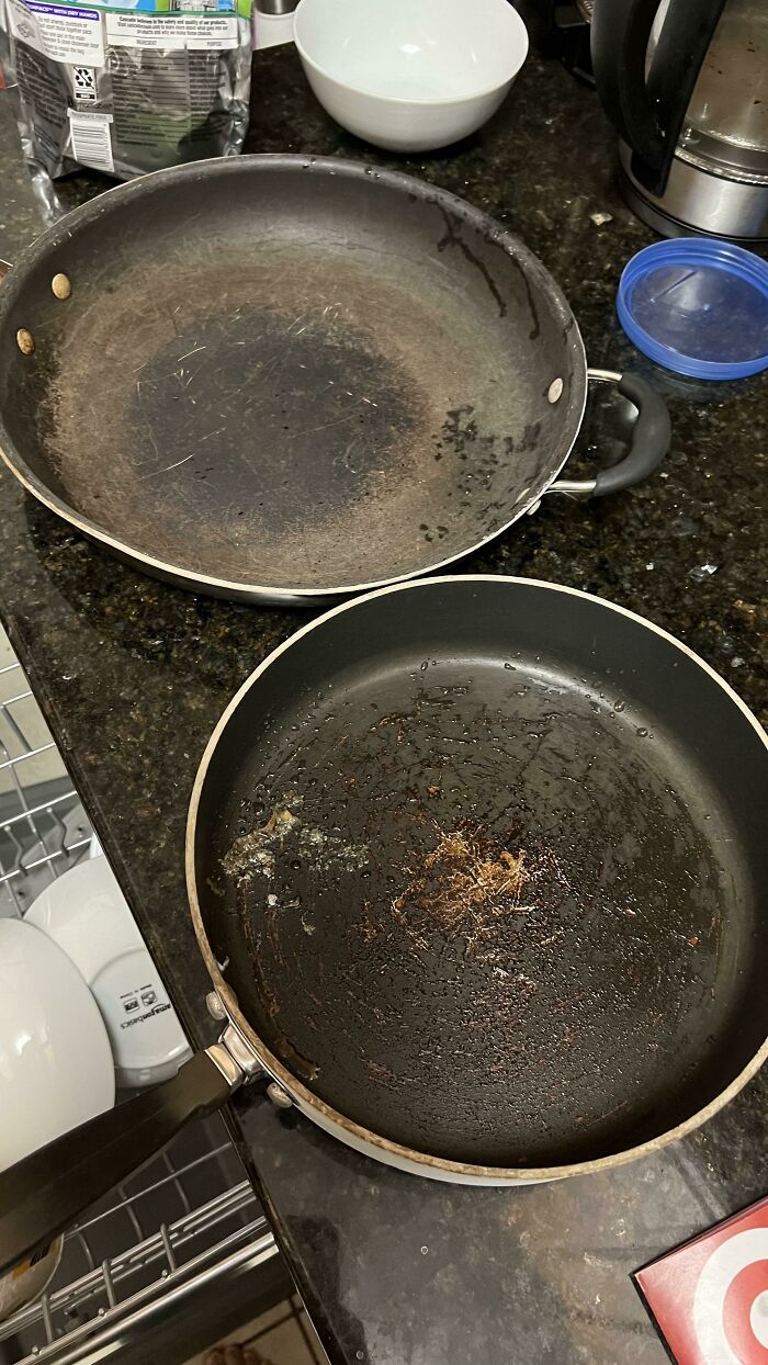 Pasé la noche en casa de mi novio, no llevé el desayuno porque dijo que podía cocinar allí. Llega la mañana, y él saca estas dos cosas... Nada menos que del lavavajillas.