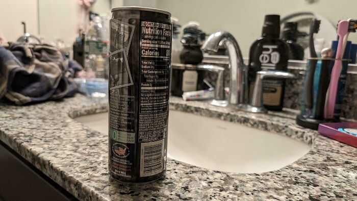 Esta lata ha estado directamente en frente del fregadero de mi novio durante dos semanas y he optado por no tirarla sólo para ver si él lo hacía. Todavía no lo ha hecho