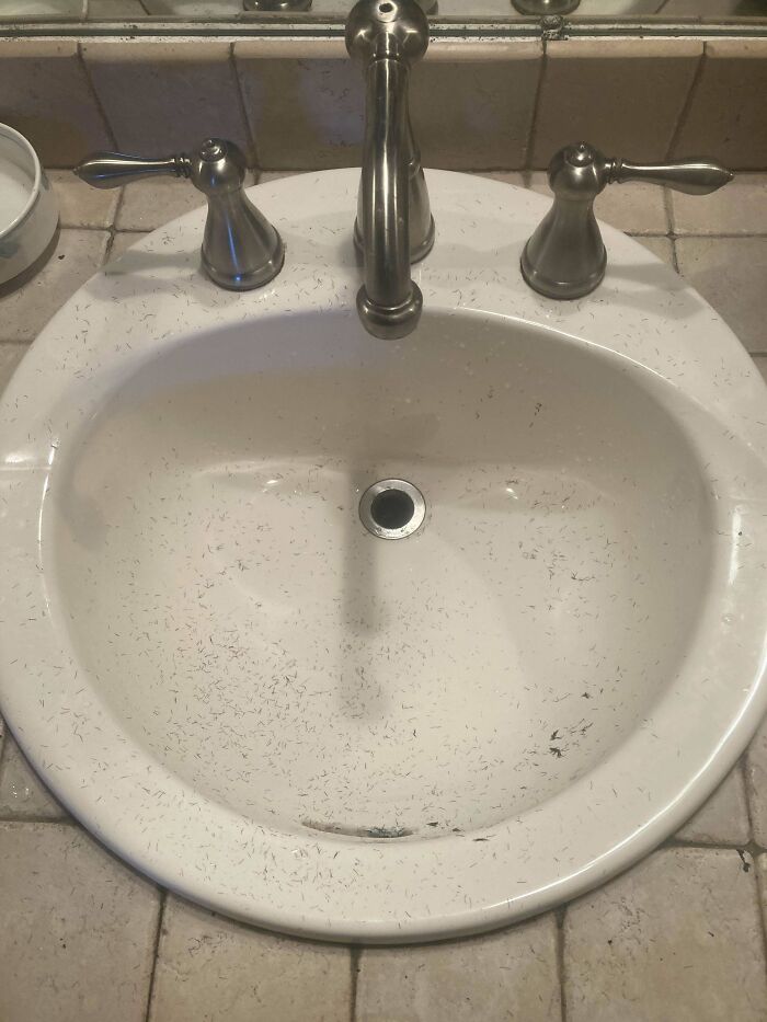 Así deja mi novio el lavabo tras afeitarse