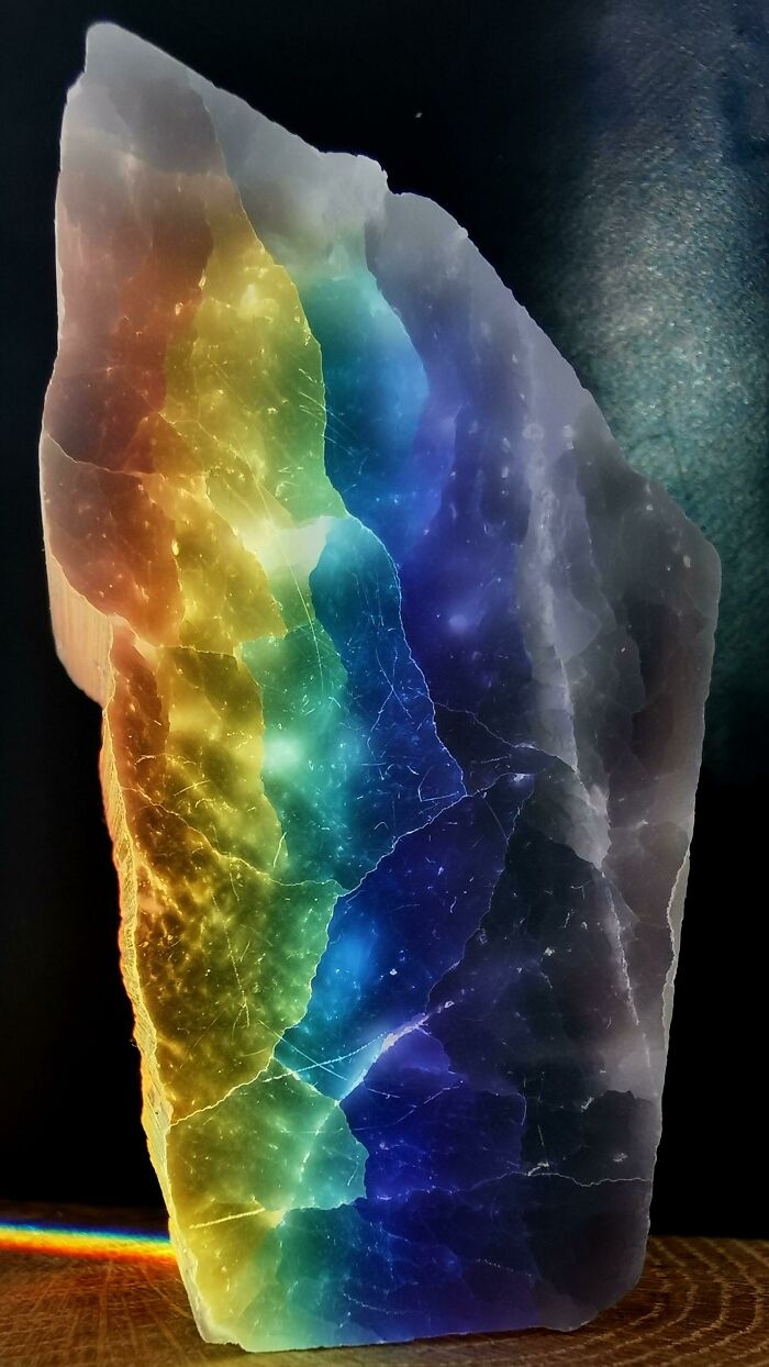 Capturé un arcoíris en una selenita mineral transparente. Se parece a la Piedra del Infinito de Marvel