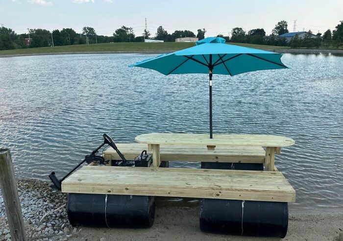 Alguien en Marketplace está vendiendo una mesa de picnic que también es un bote
