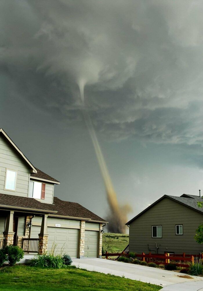 Mi papá tomó esta foto en 2008, en Colorado. Recuerdo estar jugando afuera, mirar hacia arriba y ver una nube verde con forma de embudo
