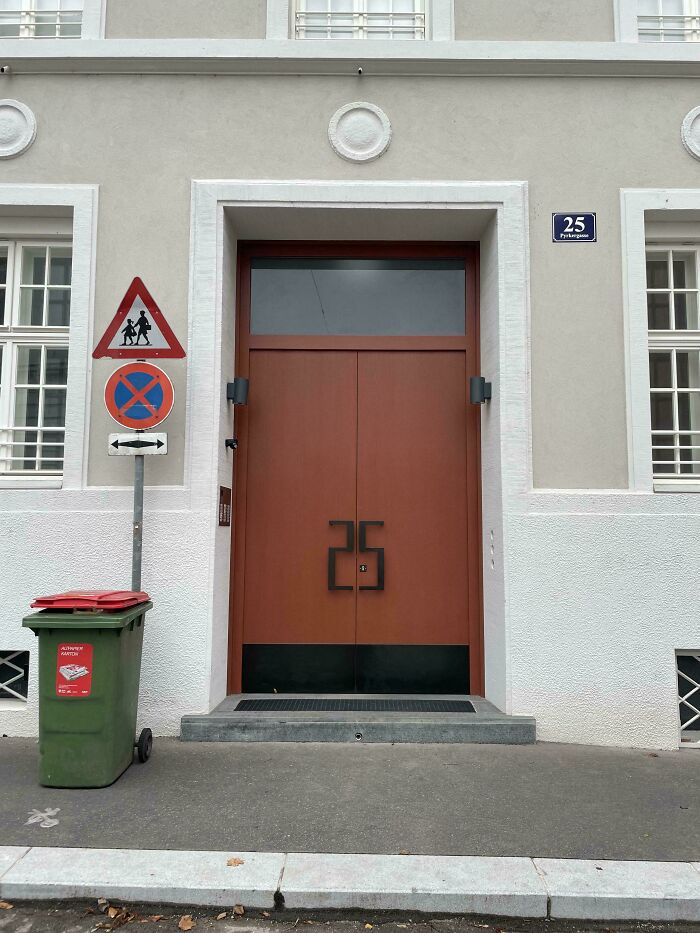 Coincidencia del número de la casa con los tiradores de las puertas en el distrito 19 de Viena