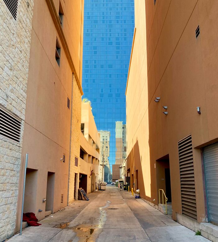 El reflejo del cielo sobre un edificio hace que este parezca el cielo