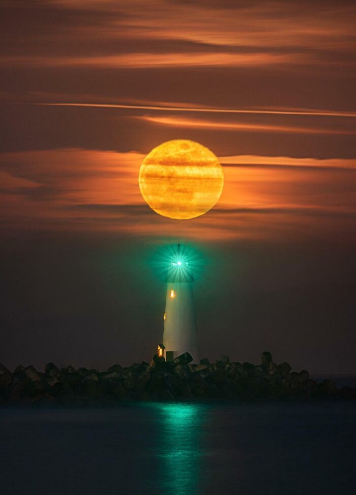 La última superluna de este año sobre el faro Walton de Santa Cruz