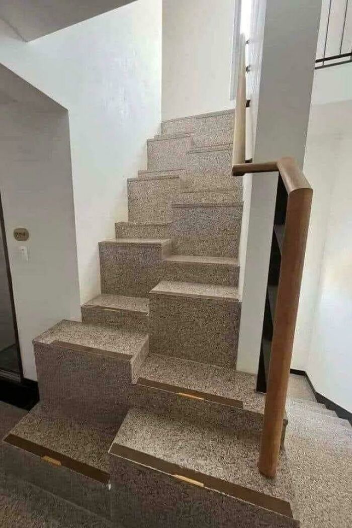 Escalera con diseño defectuoso y barandal mal colocado, ejemplo claro de fail en construcción que solo debía cumplir una tarea.