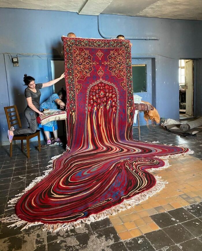 Alfombras mágicas: el arte de las alfombras derretidas y pixeladas de Faig Ahmed. Cada pieza se vende a más de 15 mil dólares. Usualmente, comienzan con un patrón clásico que se encuentra con algún obstáculo o error, como una especie de mal funcionamiento técnico