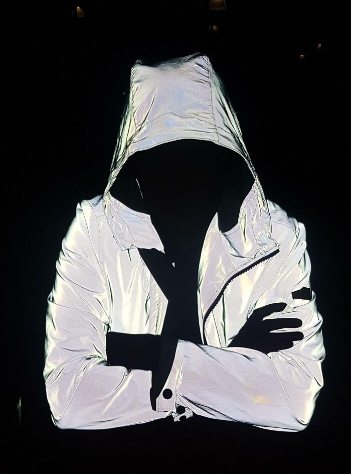 La chaqueta de mi amigo está hecha de material reflectante… Así se ve una foto con flash