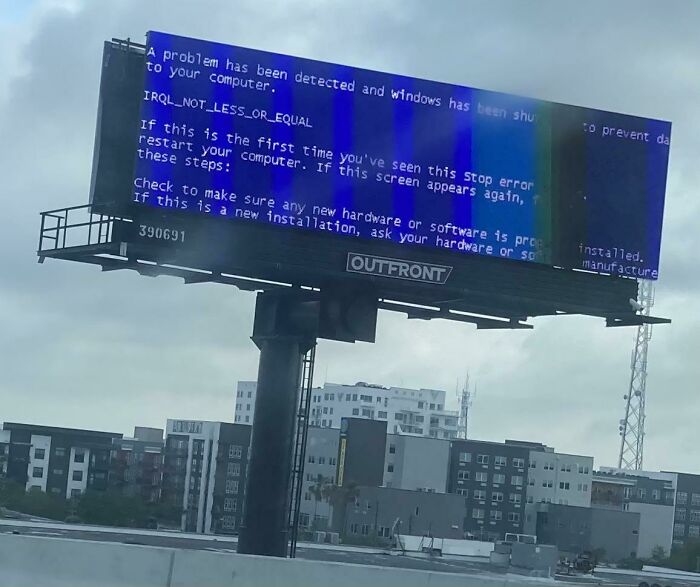 Pasé por delante de un valla publicitaria con la pantalla azul de un error crítico en el sistema, justo afuera de un gran estadio deportivo