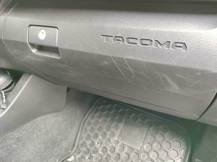 Mi hermana me dijo: “¿Y qué? ¿Acaso ya no puedes manejar la camioneta?”, después de que su bolso rasgara la guantera de mi coche