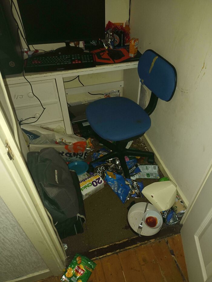 Este es el estado del cuarto de la computadora cada vez que mi hermano está allí: deja toda su basura tirada, y no ve la necesidad de limpiar nada