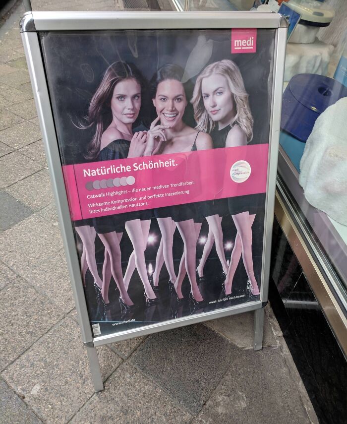 Hay demasiadas piernas para tan solo tres mujeres
