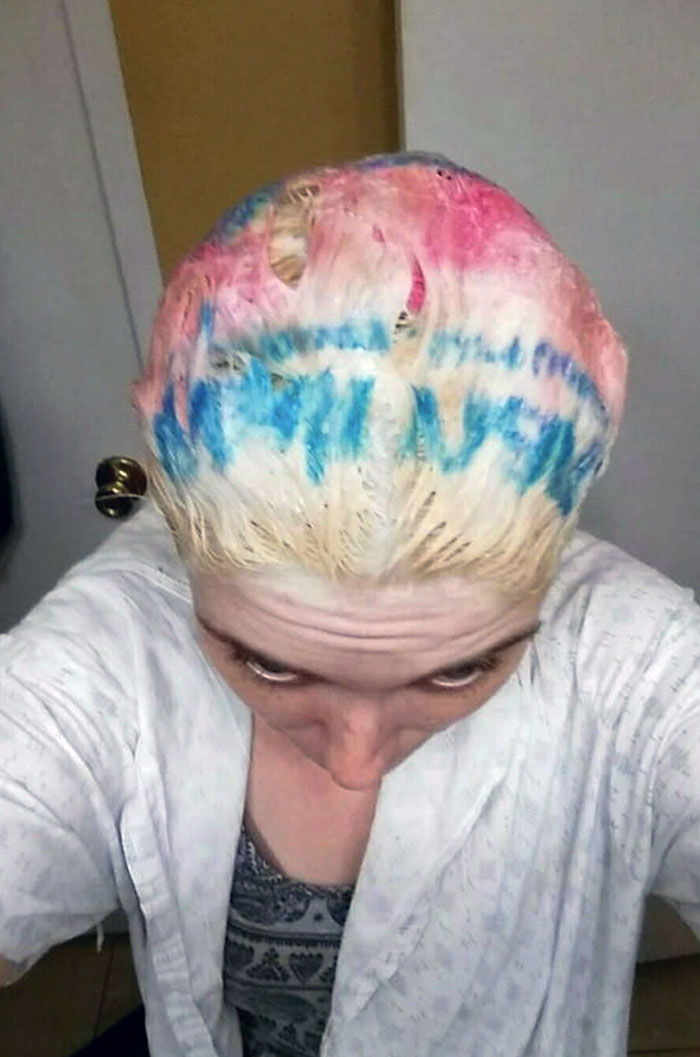 Usó una bolsa de plástico para retener el calor mientras se decoloraba el cabello. Toda una genialidad…