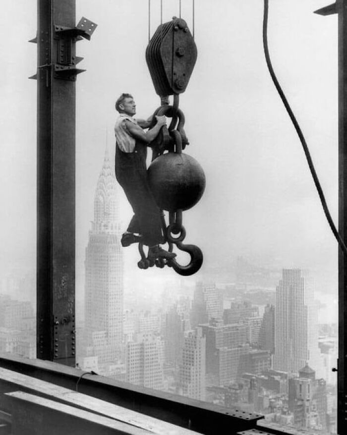 Un constructor del Empire State colgado de una grúa sobre Nueva York, 1930