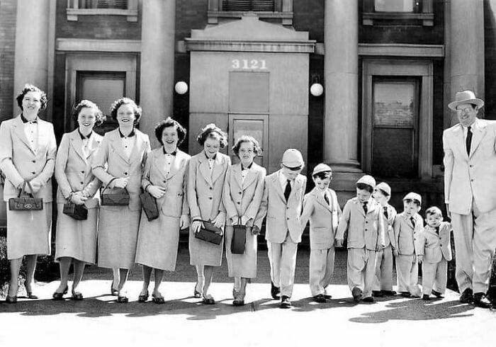 Marido y esposa con sus 11 hijos el Domingo de Ramos de 1954