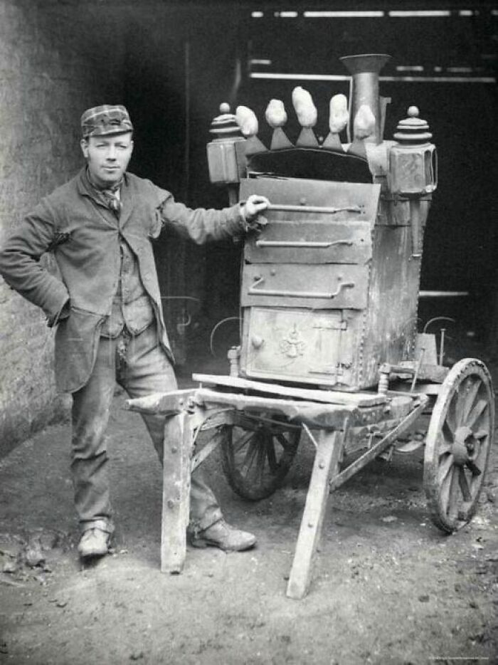 En 1892, un vendedor de patatas calientes vende sus productos en las concurridas calles de Manhattan, ofreciendo un popular y sencillo tentempié a los neoyorquinos.