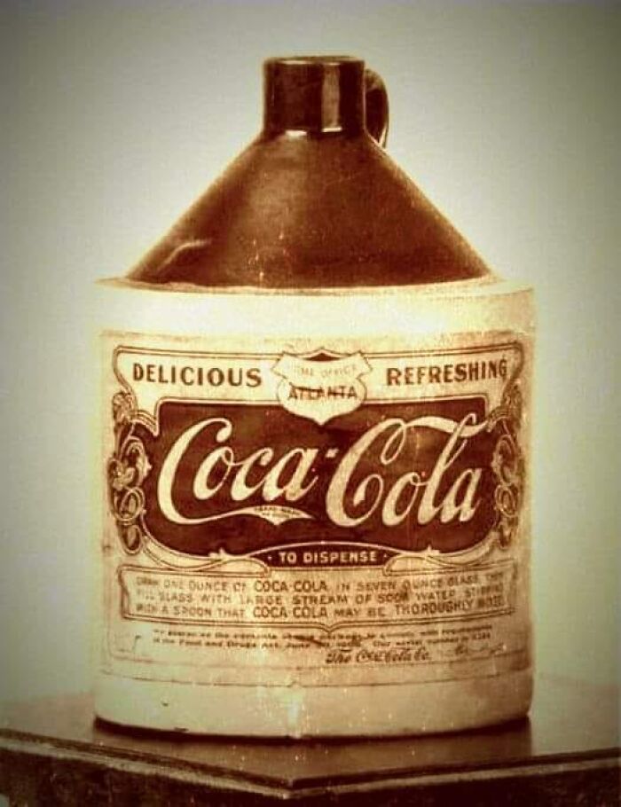 Ésta es la primera botella de Coca-Cola que se vendió públicamente, lanzada en 1894