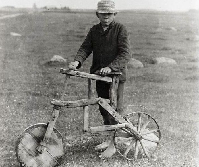Ciclista estonio en una bicicleta de fabricación propia, 1912