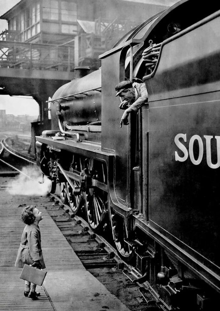 Niña hablando con su padre, maquinista del tren de vapor Southern Belle de los Ferrocarriles del Sur, antes de salir de viaje a Brighton - Londres, 1931