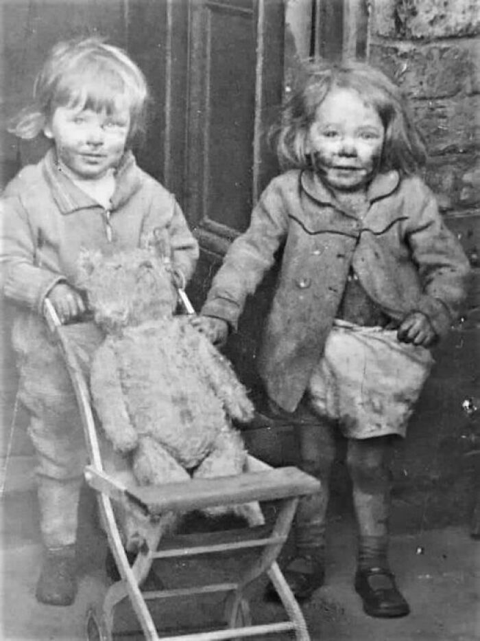 Salvando al osito de peluche durante el bombardeo de Liverpool de 1941