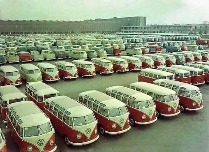 Autobuses Volkswagen en la fábrica, años 60