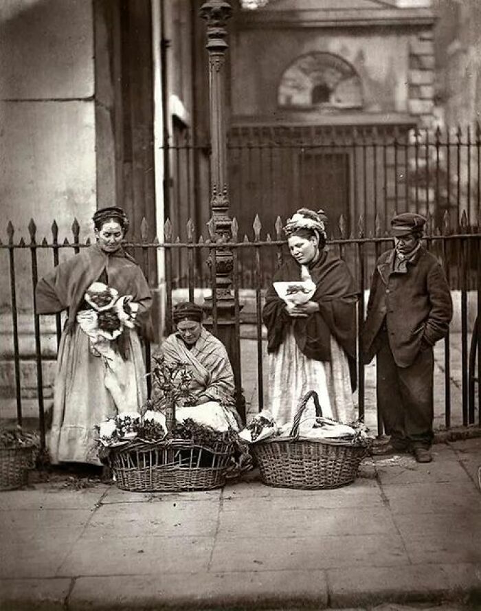 Mujeres pobres vendiendo flores en Covent Garden, 1877