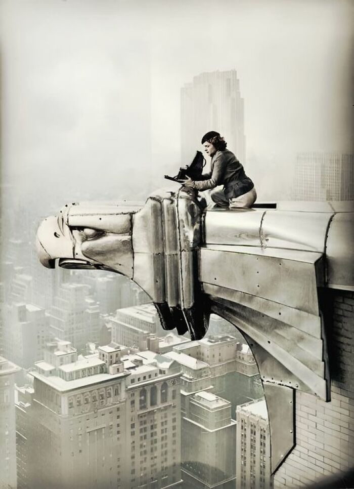 La fotógrafa Margaret Bourke-White captando una imagen desde lo alto del edificio Chrysler, 1935