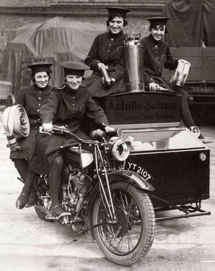 Un equipo femenino de bomberos en una motocicleta transformada en Londres, 1932