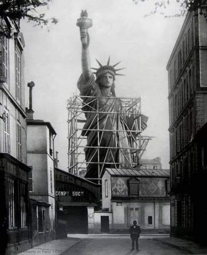 La Estatua de la Libertad fue fotografiada en París, Francia, justo antes de ser desmontada y enviada a Nueva York, 1884