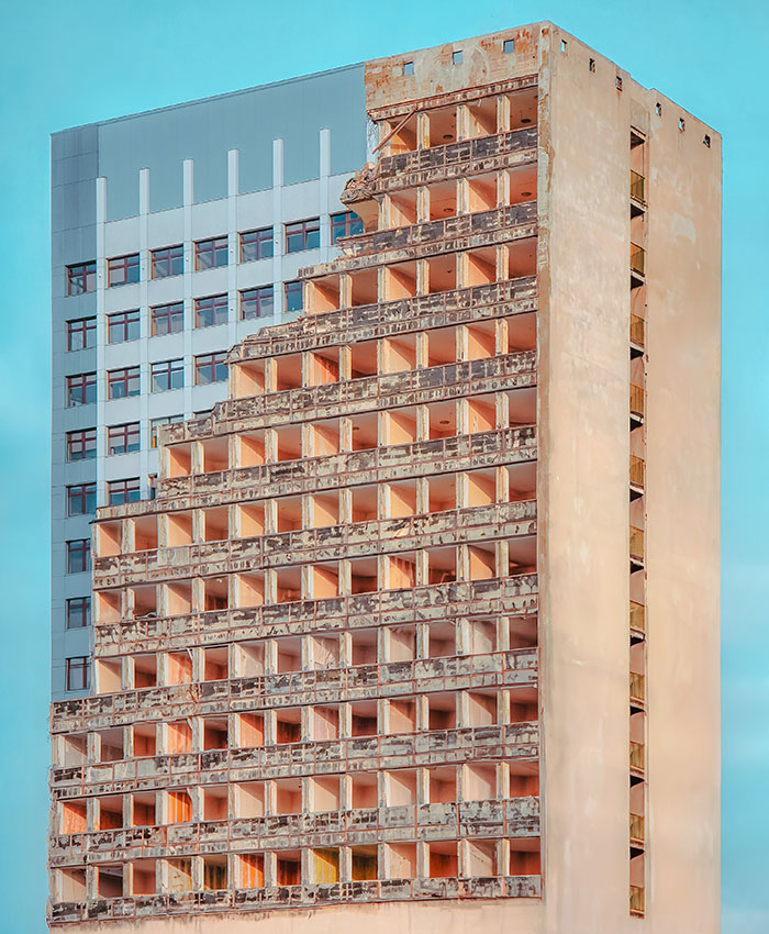 Esto no es IA, sino dos edificios en Łódź que fotografié desde una perspectiva que parecen uno solo. 📸 El Hotel Światowit estaba siendo demolido mientras se veía el rascacielos Zus de fondo. Es parte de un pequeño proyecto, que completé en febrero de este año, sobre los contrastes en Łódź